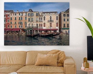 Oude panden en gondola's aan kanaal in oude centrum van Venetie, Italie