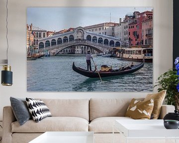Oude panden en Rialto brug met gondola aan kanaal in oude centrum van Venetie, Italie
