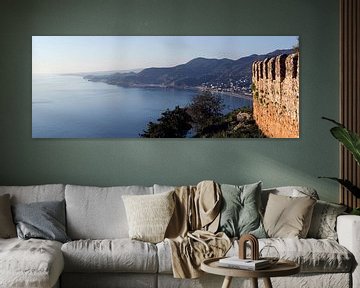 Panoramafoto der Küstenlinie und Festung von Alanya, Türkei.