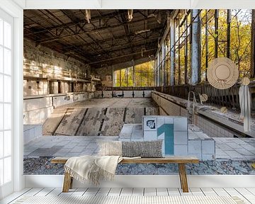Startblok in het zwembad van de spookstad Prypyat bij Tsjernobyl van Robert Ruidl