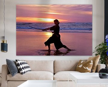 Junge Samurai Frau mit japanischen Schwert (Katana) bei Sonnenuntergang am StrandUntergang am Strand von Eye on You
