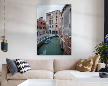 Anciens bâtiments avec bateau sur le canal dans la vieille ville de Venise, Italie sur Joost Adriaanse