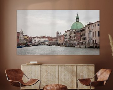 Oude panden aan grote kanaal in oude centrum van Venetie, Italie van Joost Adriaanse