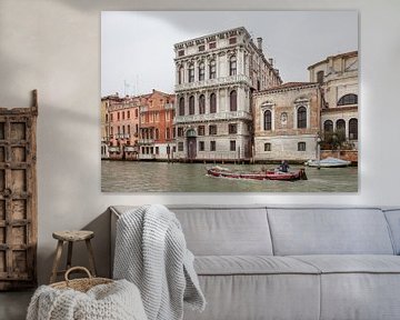 Oude panden aan kanaal in oude centrum van Venetie, Italie van Joost Adriaanse