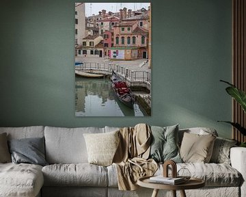 Oude panden en gondola aan kanaal in oude centrum van Venetie, Italie