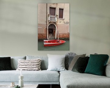 Altes Gebäude und rotes Schnellboot auf einem Kanal im alten Zentrum von Venedig, Italien von Joost Adriaanse
