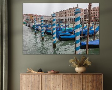 Oude panden en gondolas aan kanaal in oude centrum van Venetie, Italie