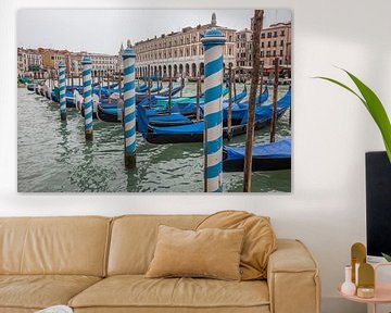 Oude panden en gondolas aan kanaal in oude centrum van Venetie, Italie