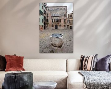 Oude panden emn waterput  in oude centrum van Venetie, Italie