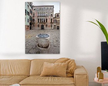 De vieux bâtiments et un puits dans le vieux centre de Venise, Italie sur Joost Adriaanse