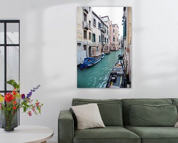 Anciens bâtiments au bord du canal dans le vieux centre de Venise, Italie sur Joost Adriaanse