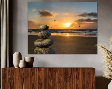 Stenen balanceren op het strand met zonsondergang van Animaflora PicsStock