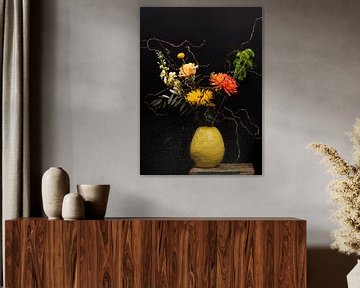 Stilleven; kleurrijke bloemen in vaas van Nelleke Uenk Fotografie