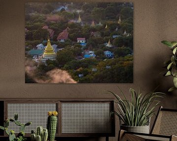Stupa's en pagodes in het avondlicht van Mandalay, Myanmar van Teun Janssen