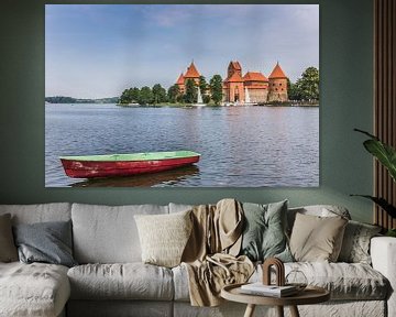 Le château de Trakai et un petit bateau sur le lac Galve sur Marc Venema