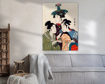 Drie traditionele Japanse vrouwen of mannen gekleed met kleurrijke kleding door Utamaro Kitagawa