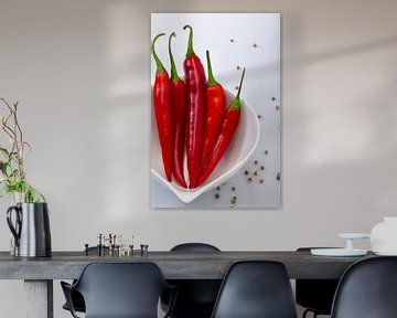 Hot en Spicy, Rode peper in witte stenen schaaltje en losse peper op de witte achtergrond van John Westerveld