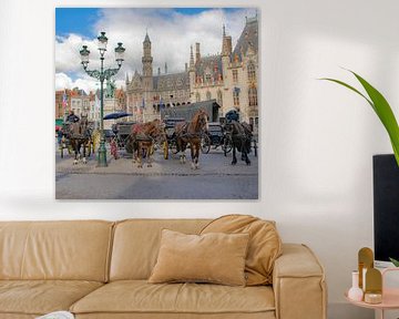 Paardenkoetsen op de Markt in Brugge van Martine Moens