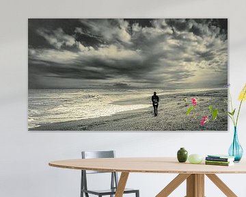 Mensch einsam am  Strand mit Gewitterwolken in schwarz-weiss von Dieter Walther