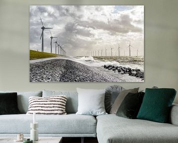 Windpark met windmolens aan de oever van het IJsselmeer in de Noordoostpolder