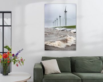 Windturbines aan de IJsselmeeroever in een storm