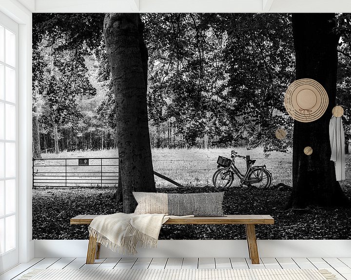 Sfeerimpressie behang: Twee geparkeerde fietsen in het bos, fotoprint van Manja Herrebrugh - Outdoor by Manja