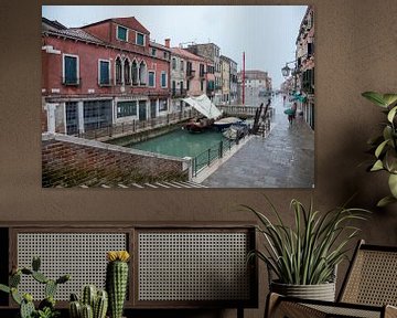 Kanaal in centrum Venetie, Italie met veel regen van Joost Adriaanse