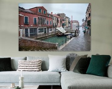 Kanaal in centrum Venetie, Italie met veel regen