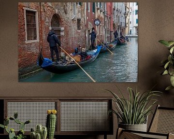 Gondolas in centrum van oude stad Venetie, Italie van Joost Adriaanse