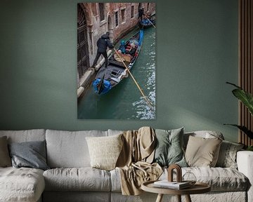 Gondolas in centrum van oude stad Venetie, Italie van Joost Adriaanse