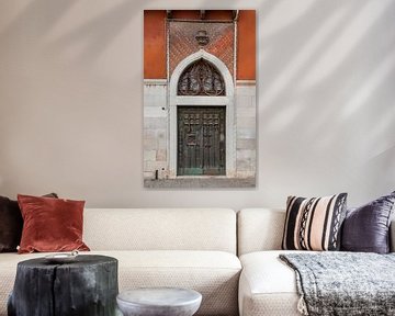 Oude deur in centrum van Venetie, Italie