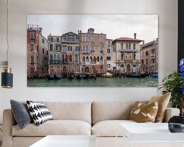 Oude paleizen en gondolas  in centrum van Venetie, Italie