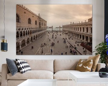 Blick auf den Markusplatz von der Basilika aus, Venedig von Joost Adriaanse