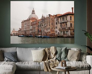 Gebouwen aan grote kanaal in oude stad Venetie, Italie