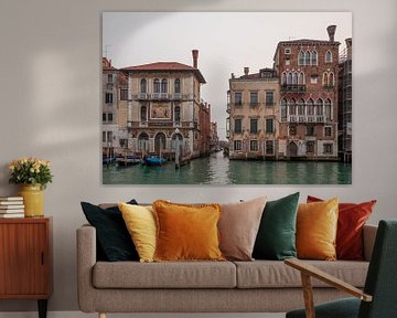 Gebouwen aan grote kanaal in oude stad Venetie, Italie