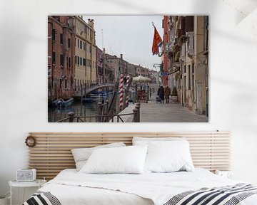 Kanaal met huizen in centrum van oude stad Venetie, Italie