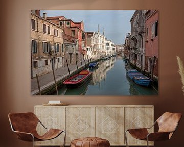 Kanal mit Häusern und Booten im Zentrum der Altstadt Venedig, Italien