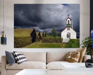 Donkere wolken boven de kerk van Keldur van Reinhard  Pantke