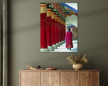 Monnik in rode pilaren galerij, Xiahe China van Simone Zomerdijk