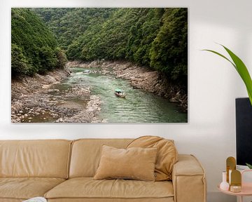 Bateau sur une rivière dans une forêt, Arashiyama, Kyoto Japon sur Sebastian Rollé - travel, nature & landscape photography