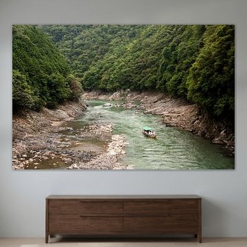 Boot auf Fluss im Wald, Arashiyama, Kyoto Japan