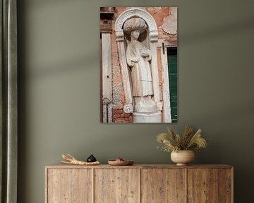 Moor met tulband in oude centrum van Venetie, Italie van Joost Adriaanse