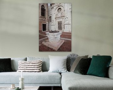 Wasserbrunnen vor der Kirche (Abbazia della Misericordia) im Zentrum von Venedig, Italien von Joost Adriaanse