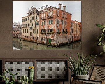 Huizen aan kanaal in oude centrum Venetie, Italie van Joost Adriaanse