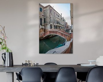 Brug over kanaal in oude centrum Venetie, Italie van Joost Adriaanse