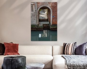 Porte du canal dans la vieille ville de Venise, Italie sur Joost Adriaanse