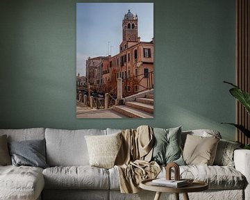 Kerk met brug aan kanaal met boten in oude centrum Venetie, Italie van Joost Adriaanse