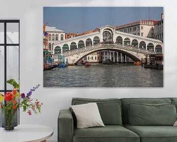 Rialtobrug  in centrum van oude stad Venetie, Italie van Joost Adriaanse