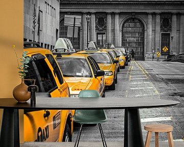 New Yorks Yellow Cabs an der Grand Central Station von Hannes Cmarits