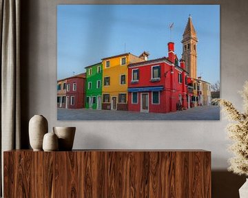 Kleurrijke huizen op eiland Burno naast oude stand  Venetie, Italie
